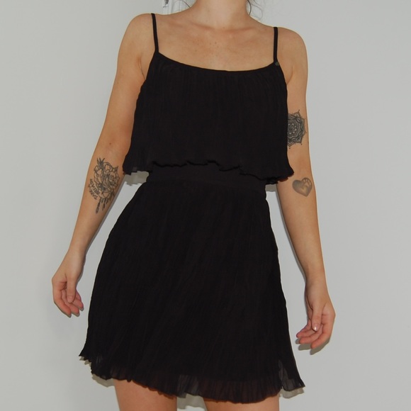 Guess Pleated Black Mini Dress - Picture 1 of 5